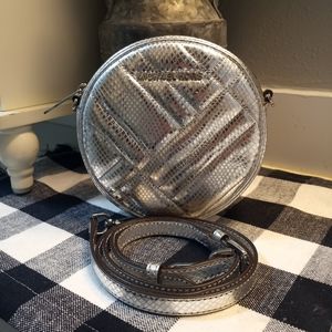 Michael kors silver canteen crossbody purse